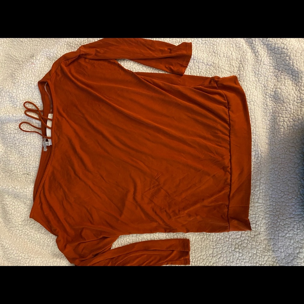 Shirt with off the shoulder straps.